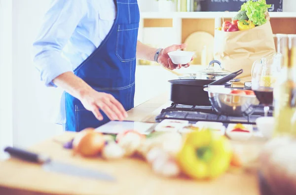 Mann bereitet leckeres und gesundes Essen in der heimischen Küche zu — Stockfoto