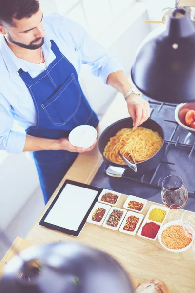 男人在自家厨房里准备美味健康的食物 — 图库照片