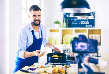 Mutfak arka planında poşet dolusu erzak tutan adam. Alışveriş ve sağlıklı gıda konsepti