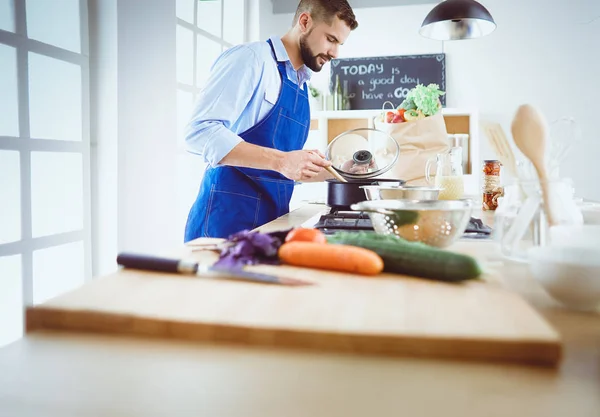 Mann bereitet leckeres und gesundes Essen in der heimischen Küche zu — Stockfoto