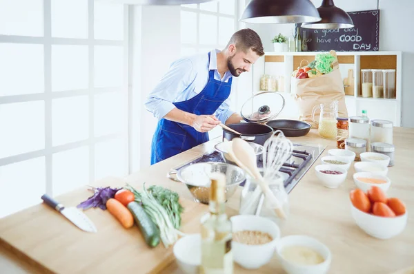 Man preparing delicious and healthy food in the home kitchen — Stock Photo, Image