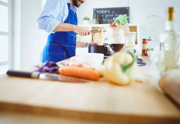 Omul pregătește alimente delicioase și sănătoase în bucătăria de acasă — Fotografie, imagine de stoc