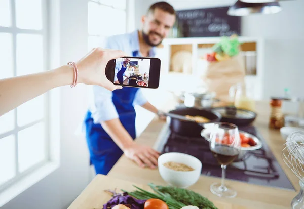 Porträt eines gutaussehenden Mannes, der Kochshow oder Blog filmt — Stockfoto