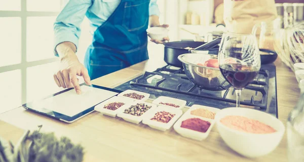 Man förbereder läcker och hälsosam mat i hemköket — Stockfoto