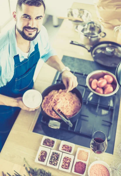 Homem preparando comida deliciosa e saudável na cozinha da casa — Fotografia de Stock