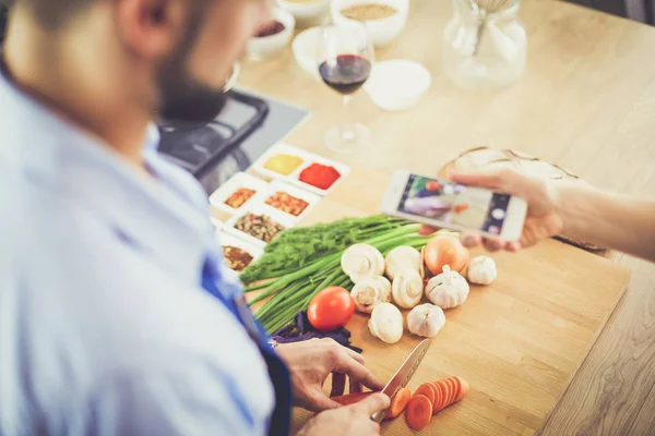 Az ember ízletes és egészséges ételeket készít az otthoni konyhában — Stock Fotó