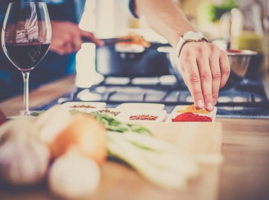 Adam ev mutfağında lezzetli ve sağlıklı yemekler hazırlıyor.