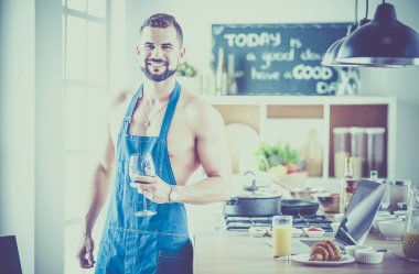 Adam ev mutfağında lezzetli ve sağlıklı yemekler hazırlıyor.