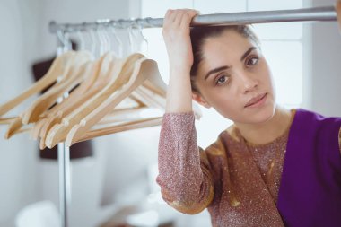 Askıları olan güzel bir stilist.