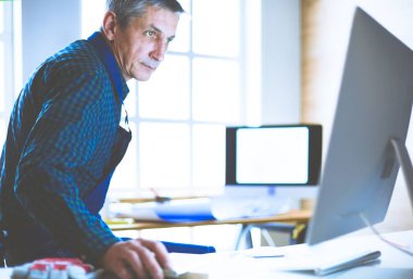 Ofisteki çizim masasında çalışan mimar