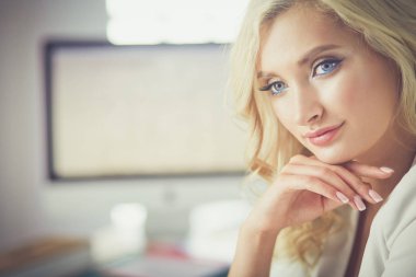 Güzel genç kadın portresi, ofiste oturuyor..