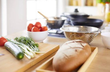 Adam ev mutfağında lezzetli ve sağlıklı yemekler hazırlıyor.