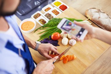 Adam ev mutfağında lezzetli ve sağlıklı yemekler hazırlıyor.