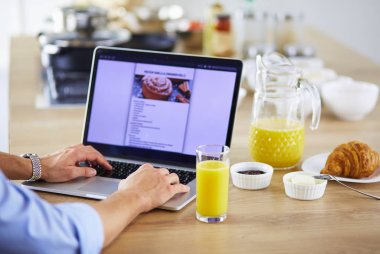 Adam ev mutfağında lezzetli ve sağlıklı yemekler hazırlıyor.