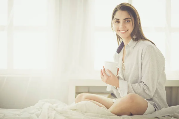 Vrouw in bed een boek aan het lezen en ontbijten — Stockfoto