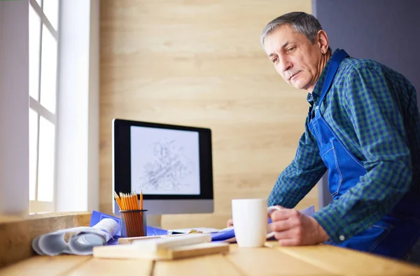 Architecte travaillant sur table à dessin dans le bureau — Photo