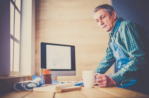 Architect werkt aan tekentafel in kantoor — Stockfoto