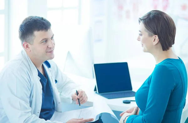 The patient and his doctor in medical office — Stock Photo, Image