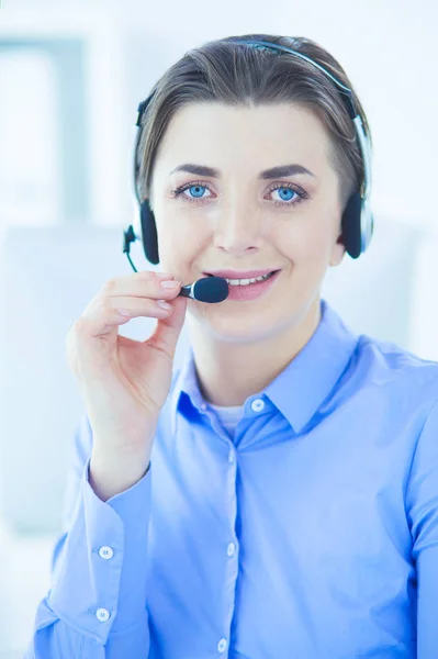 Ernsthafte hübsche junge Frau arbeitet als Telefonistin mit Headset im Büro — Stockfoto