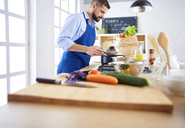 Ο άνθρωπος προετοιμασία νόστιμα και υγιεινά τρόφιμα στην κουζίνα του σπιτιού — Φωτογραφία Αρχείου