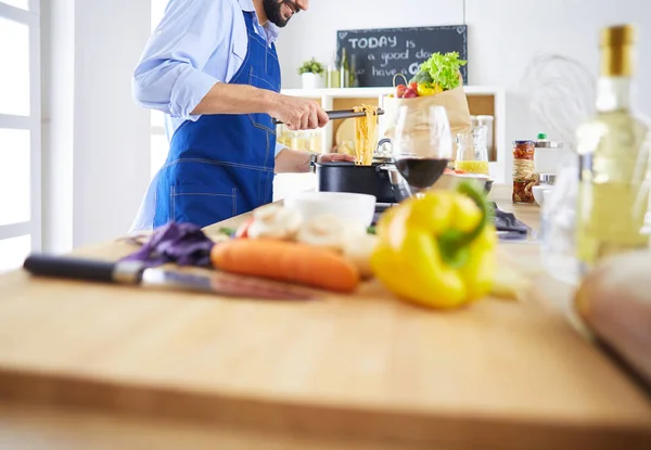 Mann bereitet leckeres und gesundes Essen in der heimischen Küche zu — Stockfoto