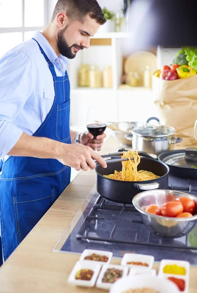 Uomo che prepara cibo delizioso e sano nella cucina di casa — Foto Stock