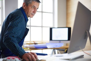 Ofisteki çizim masasında çalışan mimar