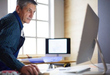 Ofisteki çizim masasında çalışan mimar