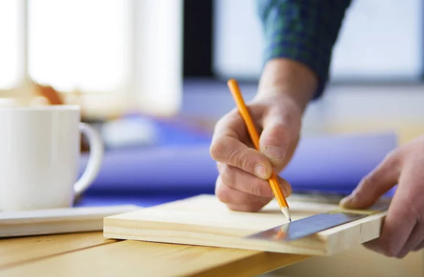 Architecte travaillant sur table à dessin dans le bureau — Photo