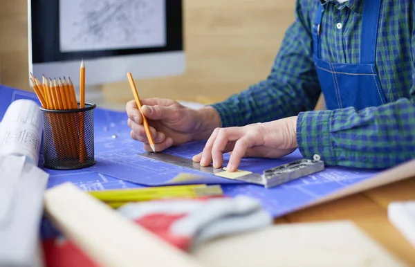 Architect werkt aan tekentafel in kantoor — Stockfoto