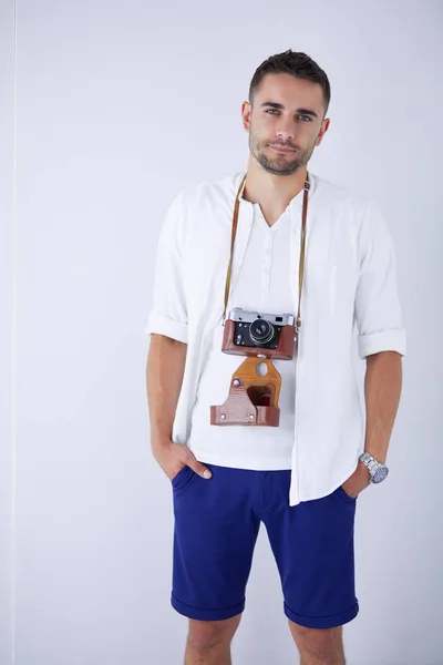 Νεαρός άνδρας με τη φωτογραφική μηχανή. απομονωθεί σε λευκό φόντο. — Φωτογραφία Αρχείου