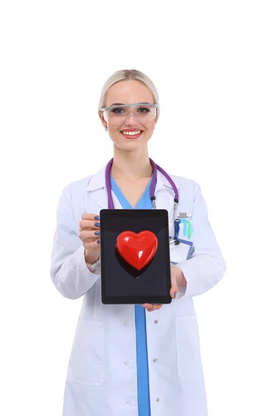 Fiatal doktornő, vörös szívvel, fehér háttérrel. Női orvos — Stock Fotó