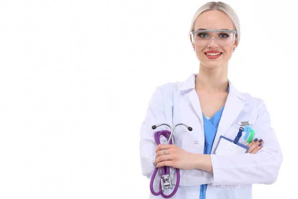 Retrato de doctora de pie contra aislada sobre fondo blanco. Mujer doctora. — Foto de Stock