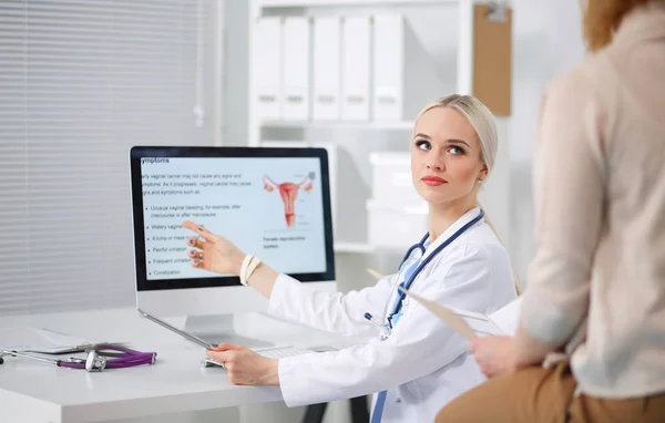 Doktorn och patienten diskuterar något när de sitter vid bordet. Medicin och hälsovård koncept. Läkare och patient — Stockfoto