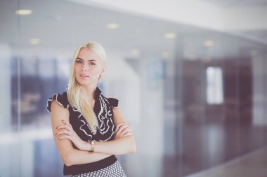 Güzel sarışın bir iş kadını ofis kapısını açıyor. .
