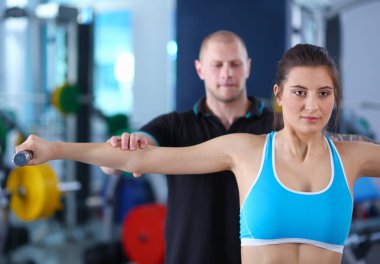 Güzel kadın onu antrenman ör ile egzersiz jimnastik salonu. Güzel kadın. Spor salonu