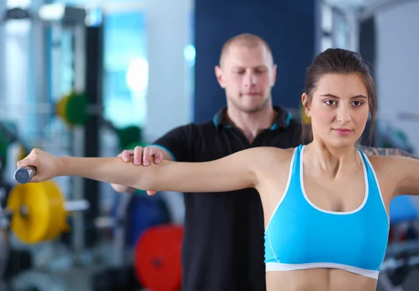 Schöne Frau im Fitnessstudio, die mit ihrem Trainer trainiert. schöne Frau. Fitnessstudio — Stockfoto