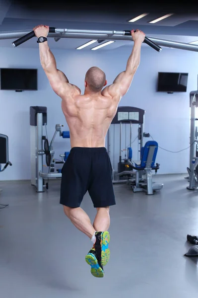 Jonge man training bij sportschool met oefeningen. Jonge man — Stockfoto