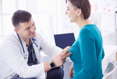 Hastanın ve doktorunun muayenehanesinde.