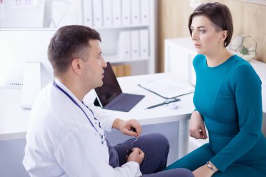 Hastanın ve doktorunun muayenehanesinde.