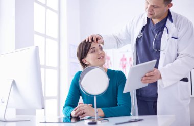 Hastanın ve doktorunun muayenehanesinde.