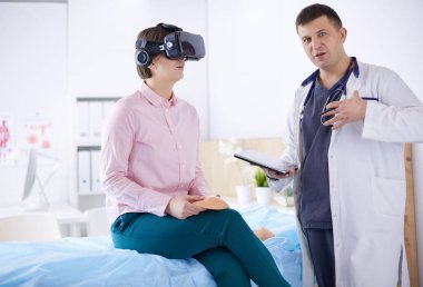 Teletıp konseptinde VR gözlüklü hasta kadın.