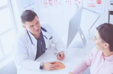 Hastanın ve doktorunun muayenehanesinde.