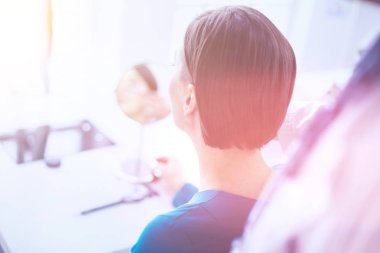 Hastanın ve doktorunun muayenehanesinde.