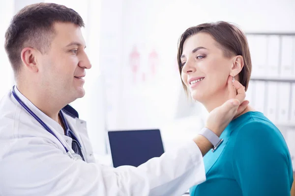 O paciente e seu médico em consultório médico — Fotografia de Stock