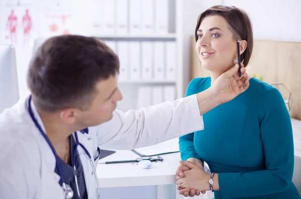 El paciente y su médico en consultorio médico — Foto de Stock