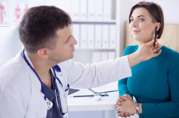 El paciente y su médico en consultorio médico — Foto de Stock