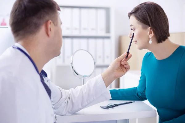 O paciente e seu médico em consultório médico — Fotografia de Stock