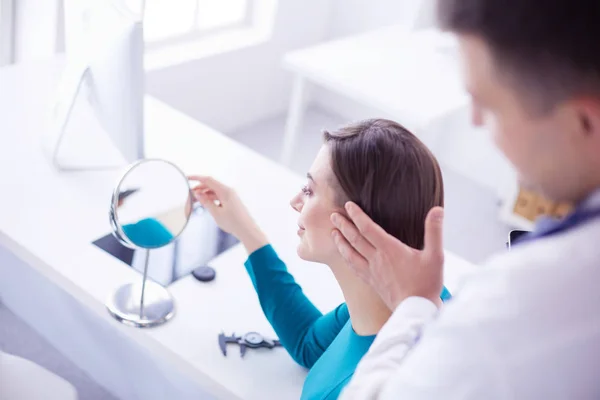 The patient and his doctor in medical office — Stock Photo, Image