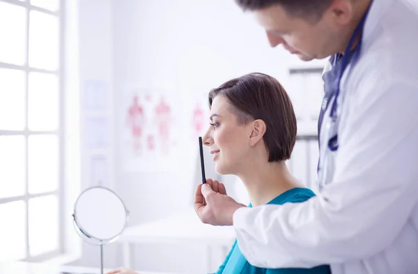 El paciente y su médico en consultorio médico — Foto de Stock